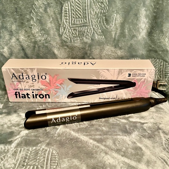 Adagio Not So Mini Ceramic Flat Iron Ceramic Hair Straightener - Travel Size - Picture 2 of 7